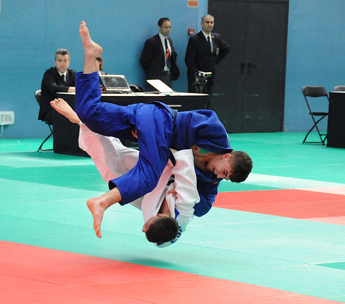 Judokas compitiendo sobre el tatami