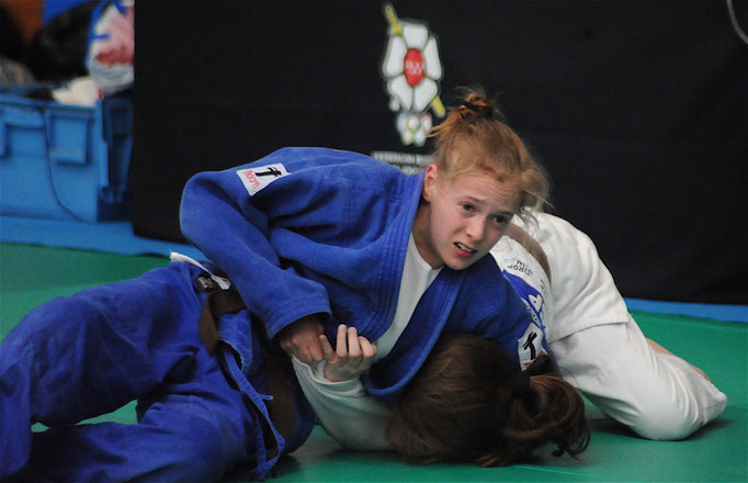 Judokas compitiendo en suelo