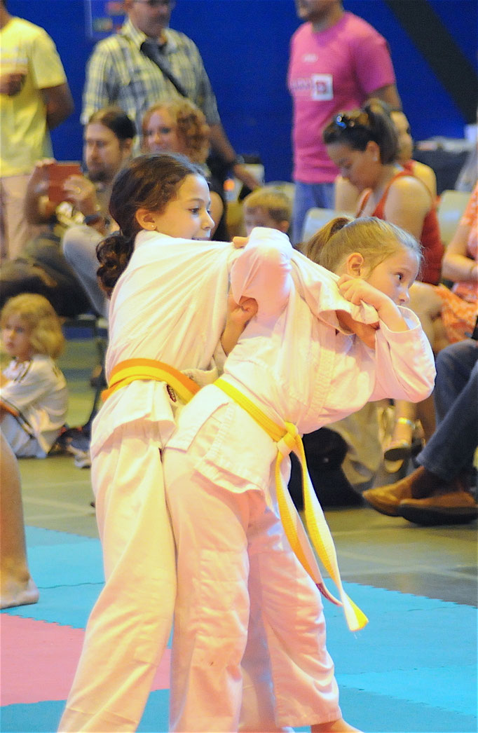 Dos niñas practicando judo