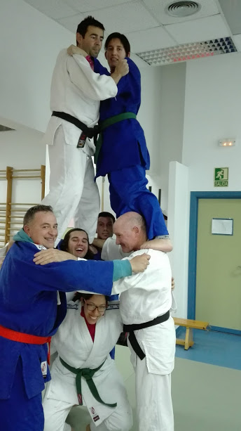 Judokas adultos formando equipo