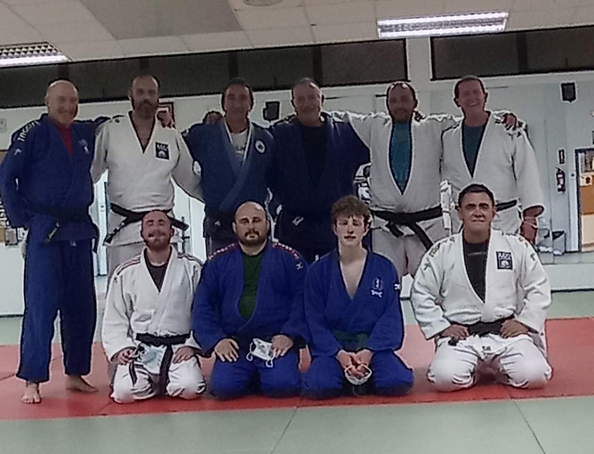 Grupo de judokas adultos en el tatami